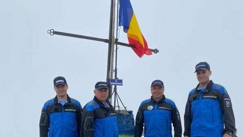 Jandarmii au arborat drapelul în cel mai înalt vârf de munte din judeţul Bistriţa-Năsăud