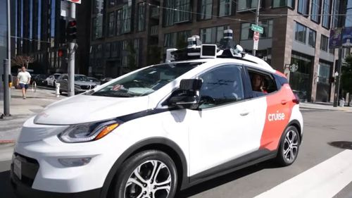 De ce au început locuitorii din San Francisco să se opună mașinilor autonome/ Un "robotaxi" a fost incendiat de o mulțime furioasă