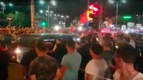 VIDEO Cum arăta, de fapt, situația în zona Springtime, invocată de colonelul Paraschiv drept motiv pentru intervenția în forță a jandarmilor: Oamenii strigau ”fără violență”, iar dubele de poliție s-au retras pașnic