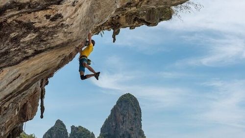 Atunci când distracția poate fi letală: Care sunt unele din cele mai extreme și periculoase sporturi practicate de oameni în goana după adrenalină/ De la ”veverițele zburătoare” la târâtul prin peșteri sau cățărat fără frânghii