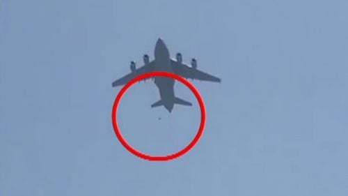 Pentagonul confirmă existența „cel puțin mai multor decese” după apariția imaginilor cu afgani căzând de la sute de metri înălțime de pe un avion ce decolase luni din Kabul
