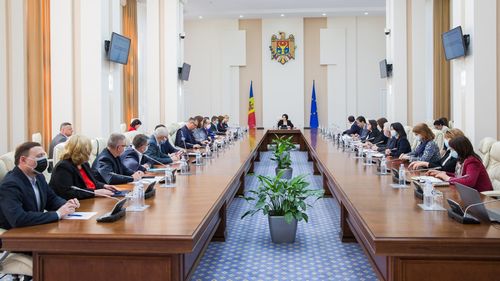 Guvernul de la Chișinău adoptă o nouă rectificare bugetară pe fondul crizelor mari ce lovesc Republica Moldova: Creșterea economică a fost revizuită de la 4,5% la 0.3%, iar nivelul inflației a fost calculat la 15,7%