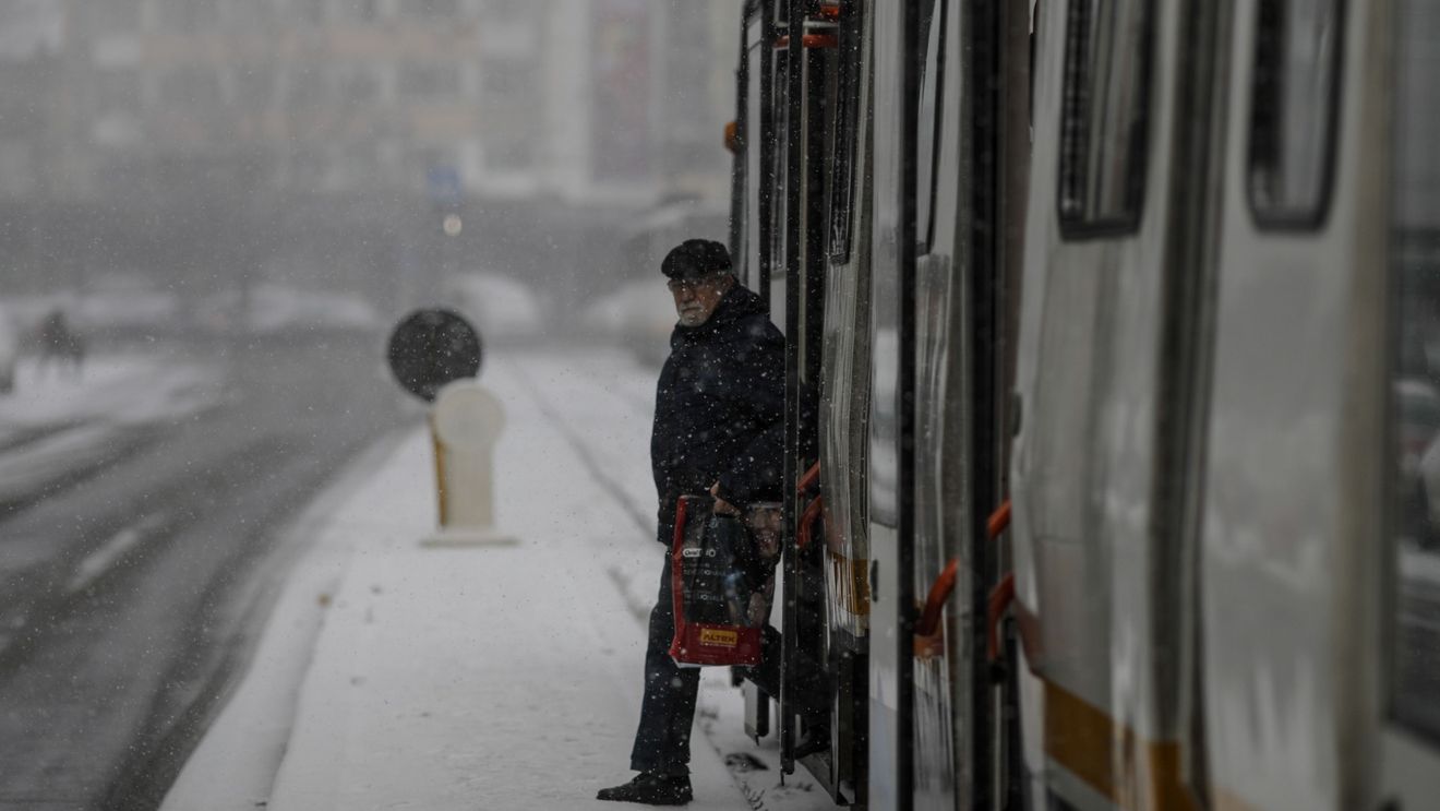 Circulația autobuzelor, tramvaielor și troleibuzelor din București, afectată serios de zăpadă