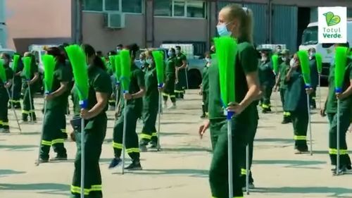 VIDEO În plină campanie electorală, peste 100 de angajați de la firma de salubritate a Sectorului 4 au dansat Jerusalema în curtea societății, filmați cu drona