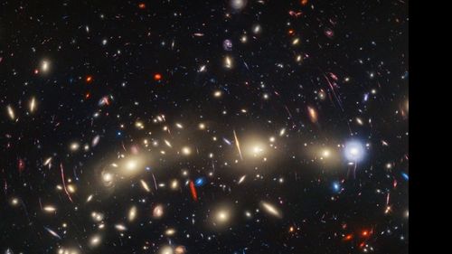Un „pom de Crăciun” cosmic, imagini spectaculoase obținute de NASA prin date combinate ale telescoapelor Webb și Hubble