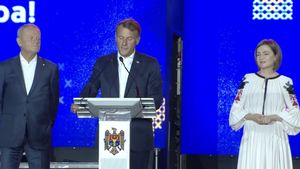 Emmanuel Macron şi Donald Tusk salută victoria pro-europenilor în alegerile parlamentare din Republica Moldova