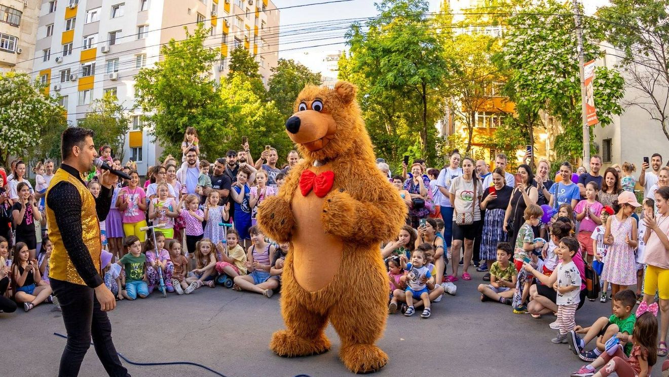 "Străzi deschise", pe Calea Victoriei: Maşini retro, magie şi concert Irina Sârbu
