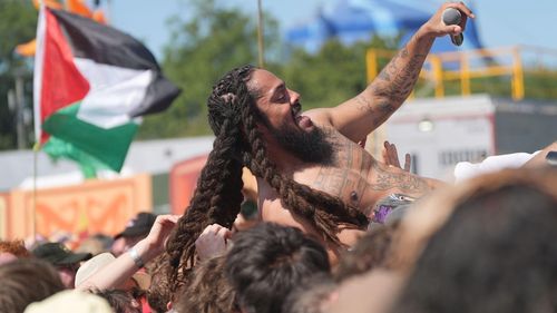 Poliţia britanică deschide o anchetă penală după declaraţii antiisraeliene ale trupelor de rap Bob Vylan şi Kneecap pe scena Festivalului de la Glastonbury