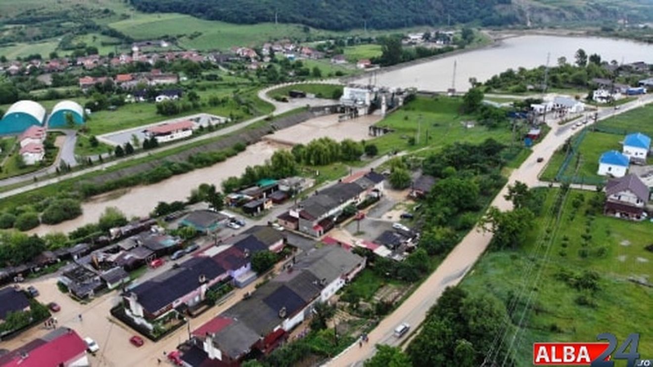 VIDEO Inundații: Dezastru în sudul județului Alba. Drumuri blocate, mașini luate de ape, peste 20 de persoane salvate de ISU