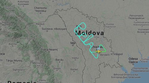 Un avion Airbus A321 a scris pe cerul Moldovei cuvântul ”relax” / O lansare inedită a unui post de radio