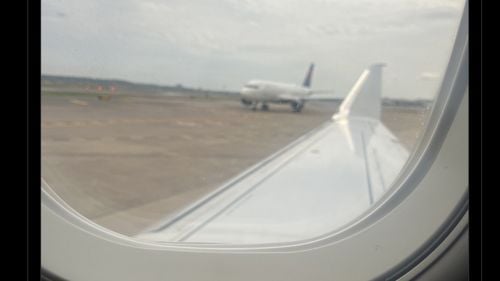 Coliziune pe pista Aeroportului Internaţional Ronald-Reagan, la Washington, între două avioane. La bordul unuia se aflau cinci aleşi din Congres. Nicio persoană nu a fost rănită. Incidentul are loc la două luni după coliziunea soldată cu 67 de morţi
