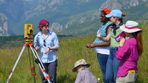 Copil îngropat alături de un animal acum aproape 5.000 de ani, descoperit într-un tumul funerar, la Râmeț / Analizele asupra unui alt schelet au arătat că omul ar fi putut veni de la 700 de kilometri, din zona Poloniei