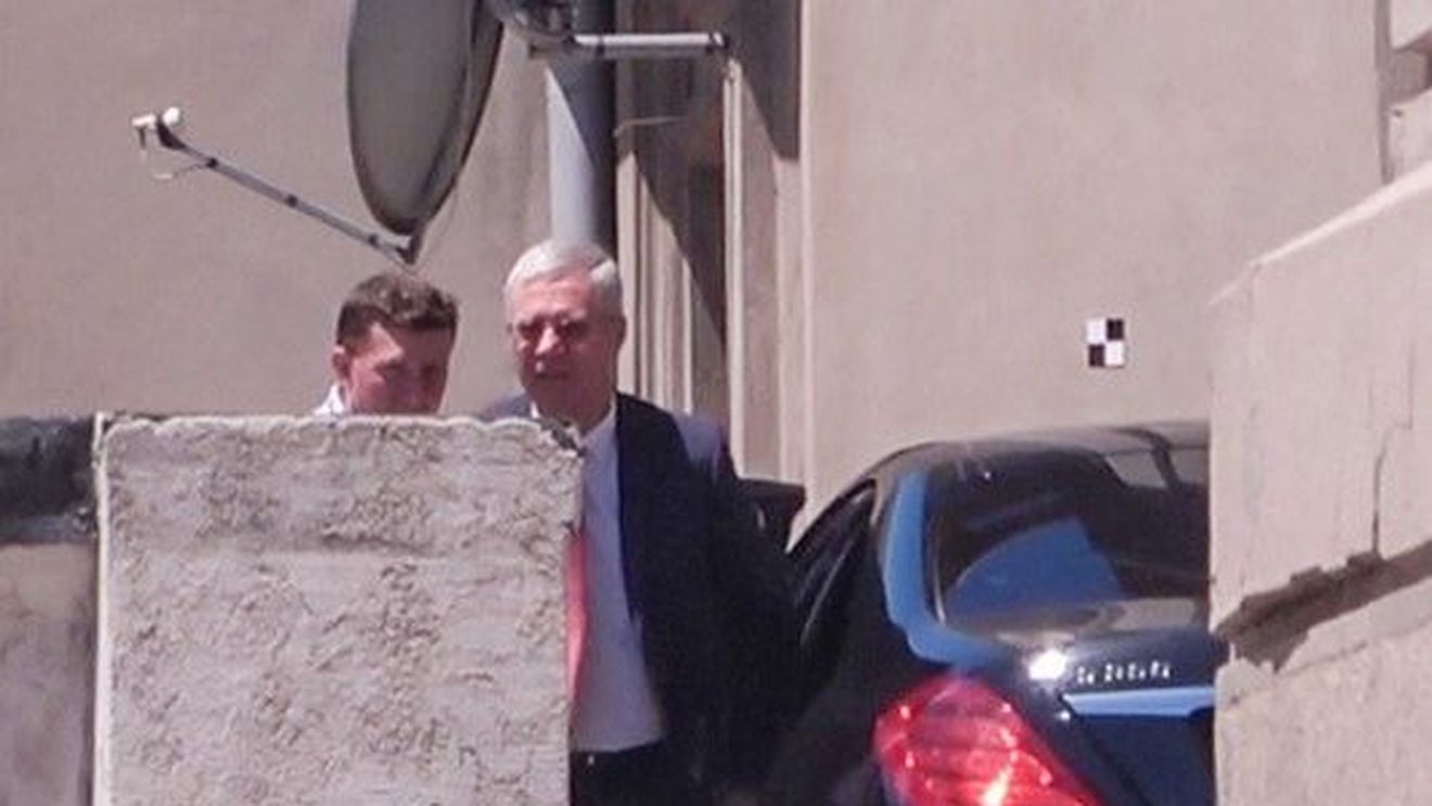 FOTO Ambasadorul Rusiei, surprins în timp ce ieșea din Arhiepiscopia Tomisului, condusă de Teodosie (Constanta.info) / Arhiepiscopul a fost sancționat de două ori de BOR din cauza pozițiilor pro-Putin și susținerea pentru Georgescu ”trimisul lui Dumnezeu”