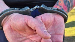 Antrenorul de înot din Câmpina acuzat de agresarea sexuală a unei minore a fost arestat preventiv 30 de zile
