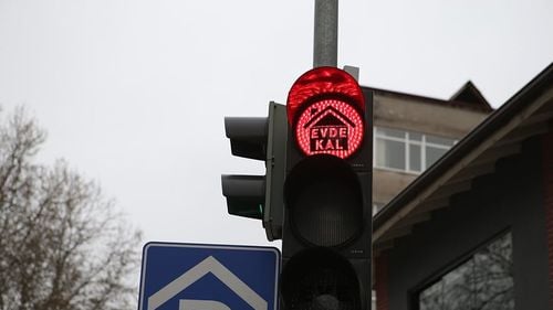 Mesaje virale pe semafoarele din Turcia: ”Rămâneți acasă” pe culoarea roșie, ”mergeți acasă” pe culoarea verde