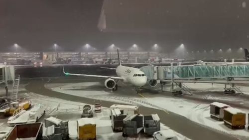 Mai mulți români, printre care și primarul Emil Boc, au rămas blocați cu orele în aeroportul din Munchen din cauza ninsorilor abundente