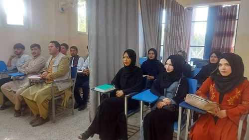 Anul universitar din Afganistan începe cu schimbări impuse de talibani: fetele şi băieţii vor fi separaţi printr-o draperie, în sălile de curs