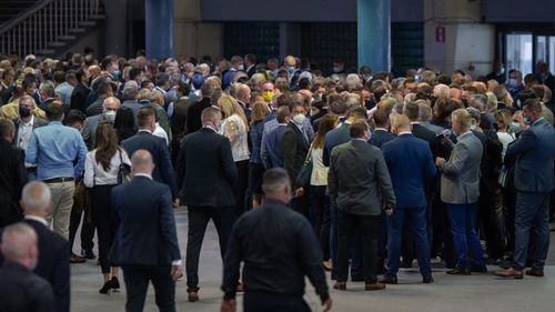 VIDEO Îmbulzează la votul PNL, sute de oameni stau înghesuiți, distanțare inexistentă