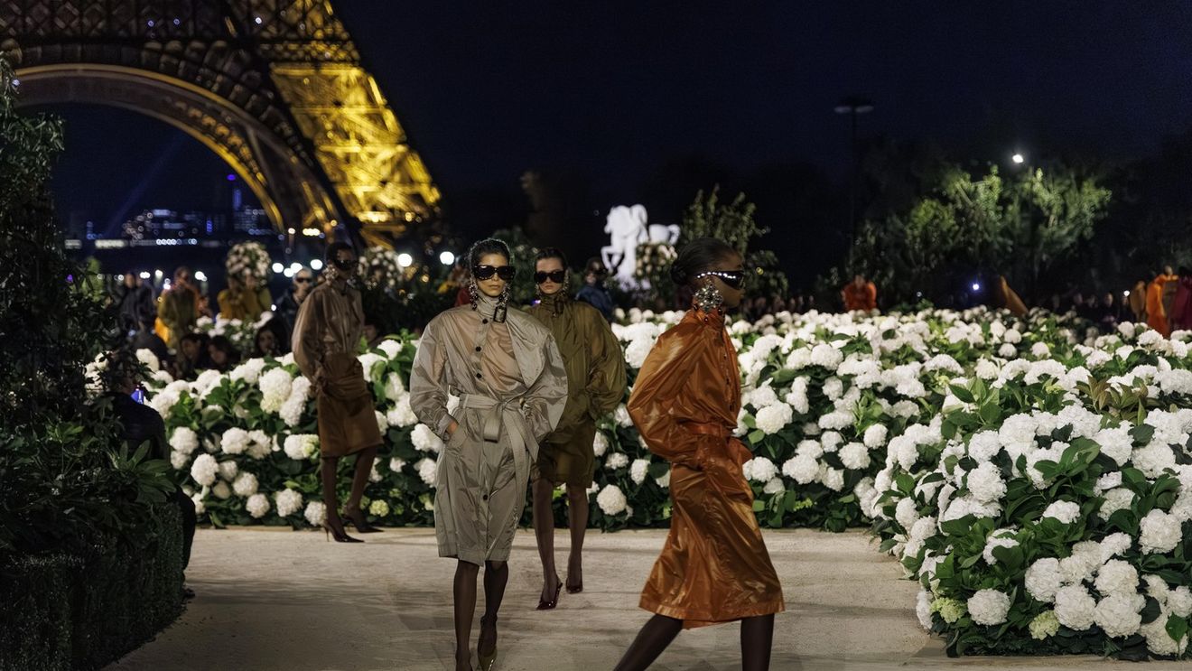 Saint Laurent SS26: Anthony Vaccarello aduce o eleganță arhitecturală și senzuală sub Turnul Eiffel / Trenchuri transparente, rochii-parașută din nylon, umeri sculptați și o grădină de hortensii albe transformă Paris Fashion Week 2025 într-o meditație asupra puterii și fragilității feminine
