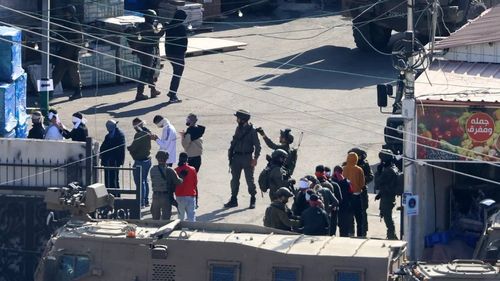 Forţele israeliene percheziţionează casă după casă într-un oraş din Cisiordania / Armata ar fi reținut 120 de persoane și au demolat trei case în Tulkarem