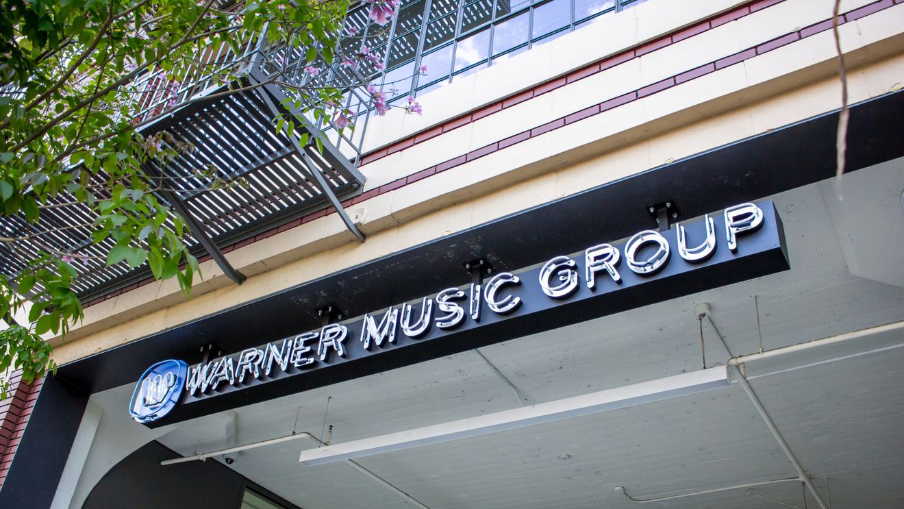 Warner Music Group și Paramount Pictures au încheiat un acord pe mai mulți ani pentru realizarea de filme de lung metraj inspirate din viața artiștilor și compozitorilor WMG