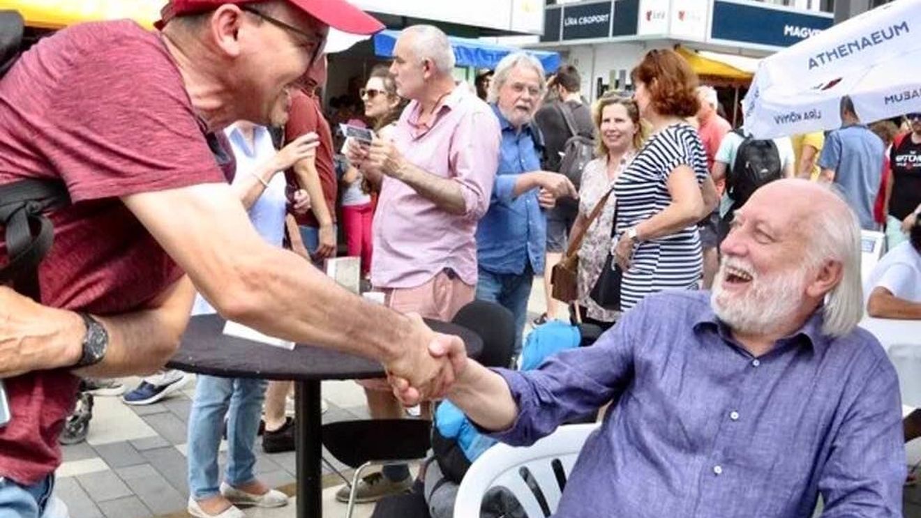 Amintiri cu laureatul Nobel László Krasznahorkai la Timișoara. Scriitorul maghiar a fost în capitala Banatului în urmă cu 11 ani. A vrut să viziteze o piață agroalimentară