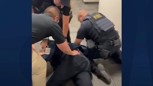 Un senator american a fost dat afară, pus la podea şi încătuşat după ce a întrerupt-o pe Kristi Noem, secretarul de interne al lui Trump / „Este şocant, dictatorial şi ruşinos”