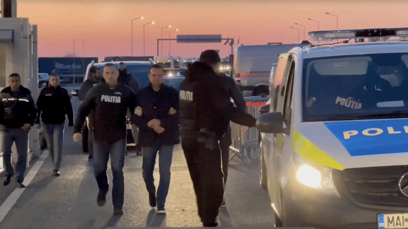 VIDEO Cătălin Cherecheş a intrat în România prin Punctul de Trecere a Frontierei Nădlac II / El a fost adus sub escortă din Germania