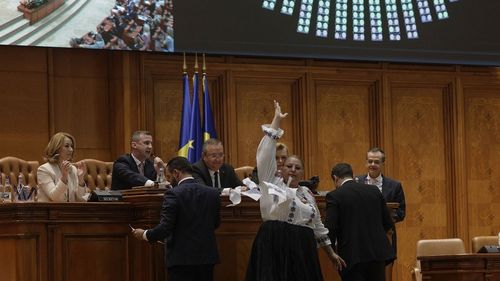 Senatoarea Diana Șoșoacă, circ fără precedent la Parlament: A fluierat, a sunat din clopoțel, a rupt documentele ședinței și a țipat la premier, în timp ce discuta cu presa / Nimeni nu a oprit-o
