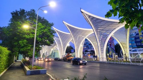 Primele imagini cu ”Poarta Eroilor” iluminată. Construcția e ridicată în intersecția Eroii Revoluției din Sectorul 4 al Capitalei