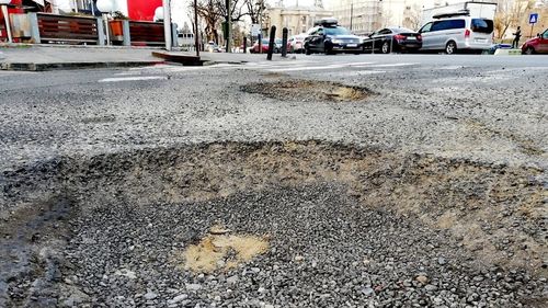 Străzile și centura Capitalei s-au umplut de gropi după topirea zăpezii / Specialiștii spun că de vină este calitatea proastă a asfaltului, nu vremea / Cum își pot recupera șoferii paguba pentru mașinile stricate