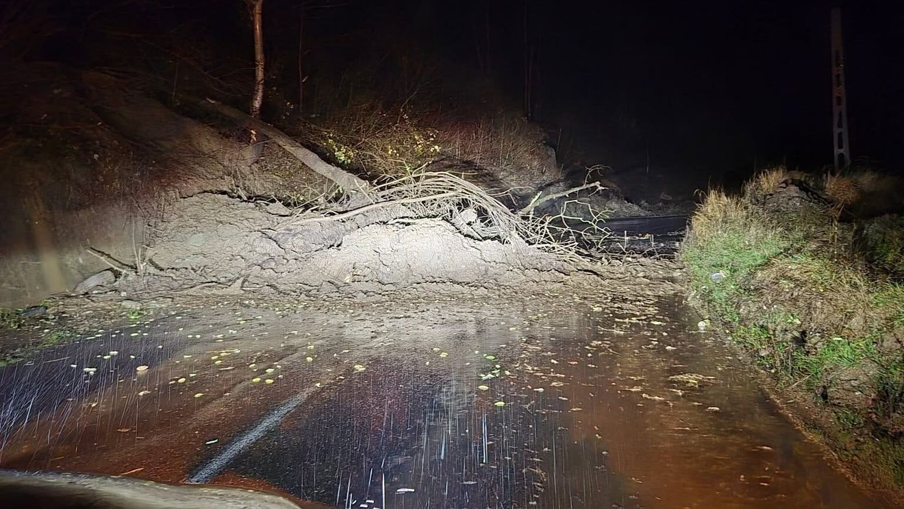 FOTO Drum judeţean blocat în Prahova, în urma unei alunecări de teren provocate de ploile torențiale din ultimele ore