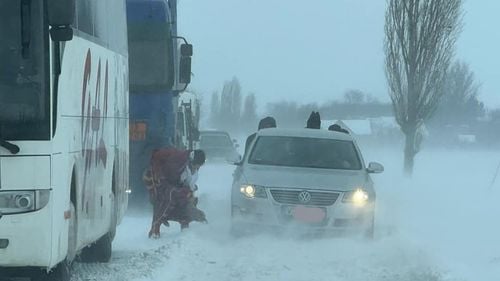 VIDEO Mai multe persoane sunt blocate pe Autostrada A2