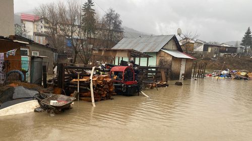 FOTO VIDEO Inundații în 33 de localități din 11 județe în urma ploilor puternice: Apa a intrat în 17 case iar 9 copaci au căzut pe șosele