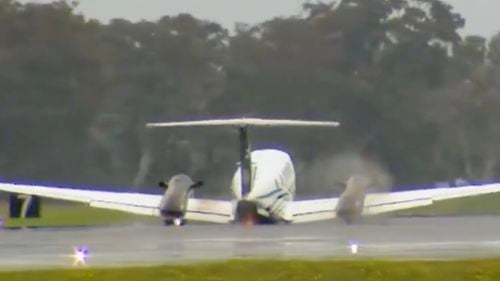 VIDEO Un avion a reușit o aterizare de urgență fără tren de aterizare în Australia