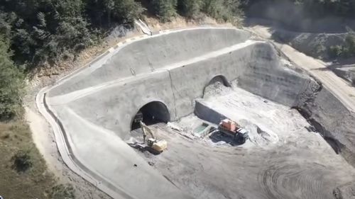 VIDEO Progres semnificativ pe cel mai dificil lot al autostrăzii Sibiu-Pitești: Mobilizare record pe secțiunea montană Boița-Cornetu / Trei tuneluri și nouă viaducte, în lucru simultan