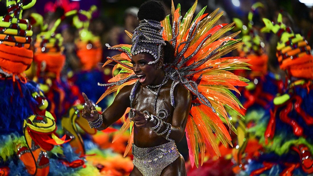 Cel puţin zece răniţi, opt în stare gravă, intubaţi şi conectaţi la respiraţie artificială, în Brazilia, într-un incendiu la o fabrică de costume pentru Carnavalul de la Rio, care începe la 28 februarie. 21 de persoane salvate