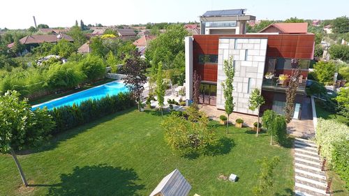 Vecinii unei pensiuni din comuna timișeană Giarmata acuză faptul că trăiesc un coșmar: chefuri nocturne la care participă polițiști și interlopi. Patronul pensiunii: ”Există un grup de vecini care au făcut o pasiune din a reclama”