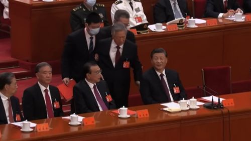 VIDEO Imagini teribile la congresul Partidului Comunist Chinez: fostul președinte Hu Jintao, ridicat brutal de organizatori și dat afară din ședință. El stătea la prezidiu chiar lângă dictatorul Xi Jinping