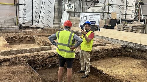 O criptă medievală din secolul al XII-lea și două morminte goale, descoperite de arheologi la catedrala Exeter din Anglia