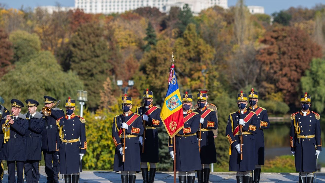 Ziua Armatei: Preşedintele Iohannis şi premierul Ciucă, la Mormântul Ostaşului Necunoscut din Parcul Carol I/ Programul complet al manifestărilor organizate în mai multe orașe din țară