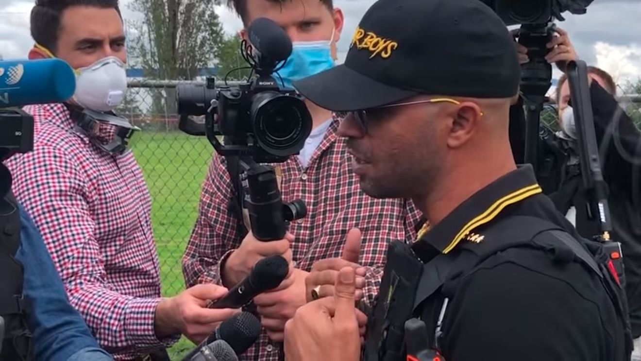 Liderul grupării extremiste Proud Boys, arestat şi acuzat că a distrus un panou Black Lives Matter al unei biserici din Washington