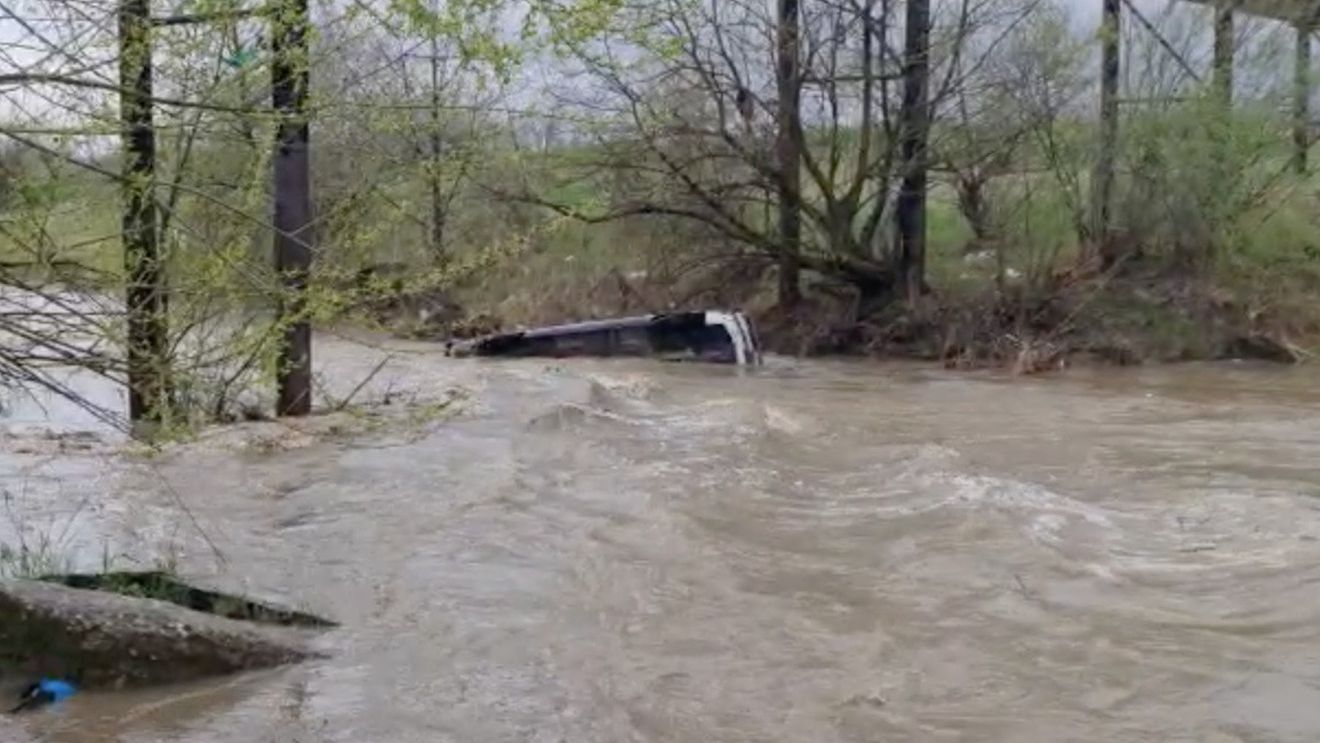 O Dacia 1310, luată de ape în municipiul Drăgășani (Vâlcea) / Albia unui pârâu e trecută de localnici pentru a scurta timp / Șoferul s-a salvat