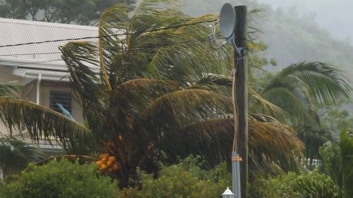 Rafale de vânt violente în Grecia / Numeroase legături de feribot din marea Egee au fost întrerupte, doi turiști au murit în insula Milos