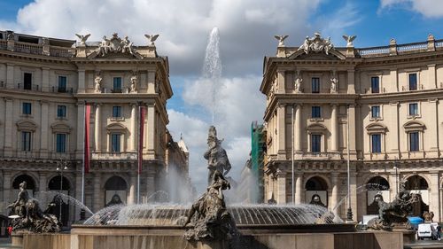 Român amendat cu 450 de euro după ce s-a spălat pe picioare într-o fântână arteziană din centrul Romei / ”Există persoane care încă mai cred în funcția inițială a fântânilor”