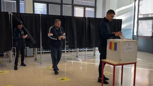Se votează în continuare în diaspora, pentru turul 2 al alegerilor prezidențiale / Oficialii din secțiile de vot așteaptă o confirmare oficială pentru încheierea procesului electoral
