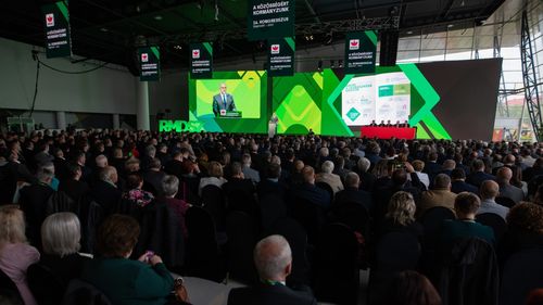 UDMR și-a stabilit obiectivele pentru următorii ani: menţinerea unităţii comunităţii şi consolidarea capacităţii sale de rezistenţă şi de acţiune /  Antal Árpád, primarul municipiului Sfântu Gheorghe, numit director strategic al UDMR