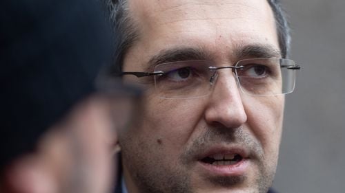 EXCLUSIV Partenera europarlamentarului USR Vlad Voiculescu îl acuză că are un cont secret pe Tinder și anunță că se desparte de el / Voiculescu: Nu am înșelat-o niciodată pe mama copilului meu / De ce este un caz de interes public iar dreptul la viață privată se restrânge semnificativ în cazul unui politician