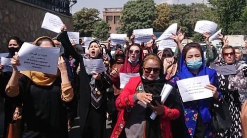 VIDEO Afganistan: Un grup de femei protestează pe străzile capitalei Kabul, cerând drepturi egale și participare deplină la viața politică