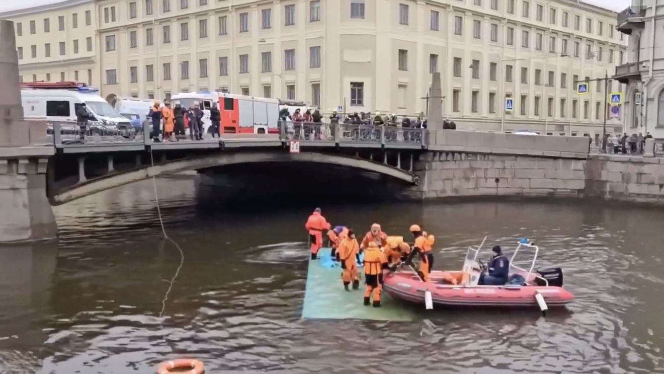 Bilanţul victimelor după ce un autobuz a căzut în râul Moika, la Sankt Petersburg, creşte la şapte morţi, conform Comitetului rus de anchetă